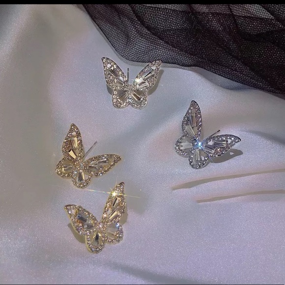 NEW Silver/Gold Butterflies 🦋 Earrings - Picture 7 of 7